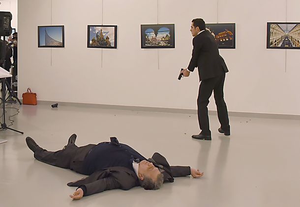 El momento del ataque al embajador ruso