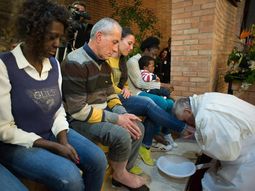 el lavado de pies del papa francisco, en imagenes el lavado de pies del papa francisco, en imagenes