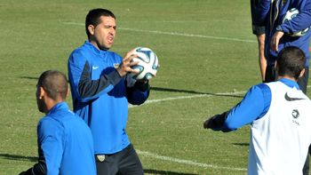 alarma para bianchi: riquelme dejo la practica por una molestia en el pie