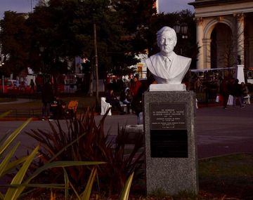 Morón aprobó quitar el busto de Néstor Kirchner de la Plaza San Martín