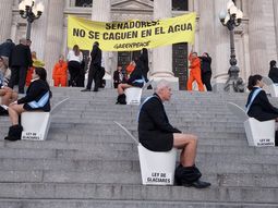Activistas de Greenpeace se manifestaron en el Congreso contra la Ley de Glaciares: No se caguen en el agua