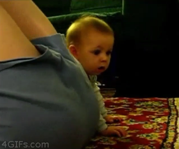 VIDEO: La increíble sorpresa de un bebé cuando su padre se tira un gas con un encendedor cerca