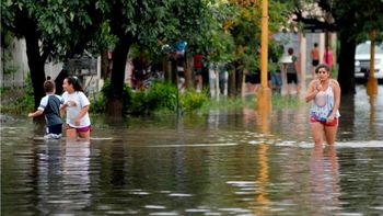 ya son 1300 los evacuados en santa fe por la crecida del parana ya son 1300 los evacuados en santa fe por la crecida del parana