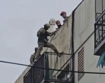 Boedo: un hombre tomó de rehenes a su pareja y a una niña antes de entregarse