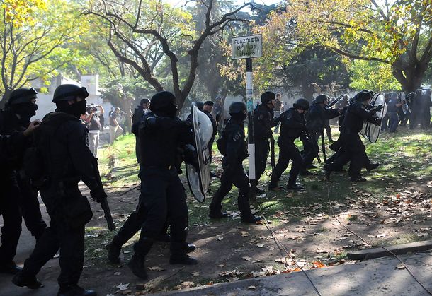 Ocho detenidos y 50 heridos por la represión en el Borda