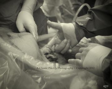 Agarró el dedo de su médico al nacer y es furor en Internet