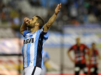 Lisandro Lopez festeja el primer gol de Racing ante Patronato en Avellaneda