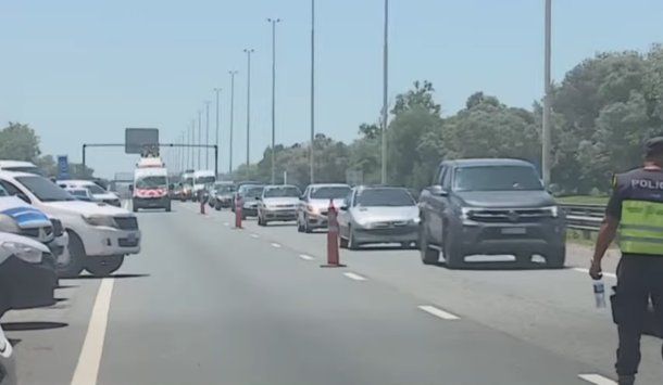 Autopista Ezeiza-Cañuelas con tránsito reducido por el incendio y explosión en el Polo Industrial