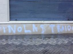 pintadas en el colegio de la hija de pinola en rosario por su inminente pase a river pintadas en el colegio de la hija de pinola en rosario por su inminente pase a river