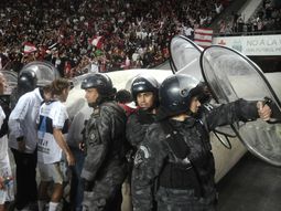 apunalaron a un hincha de estudiantes en la zona de palcos tras el clasico apunalaron a un hincha de estudiantes en la zona de palcos tras el clasico