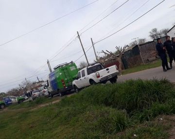 Un hombre se atrincheró con un nene en una casa en Los Hornos. Foto: El editor platense