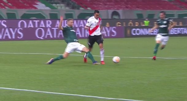 ¿Fue? El penal para River ante Palmeiras que cobró el árbitro y anuló el VAR