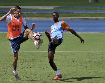 Sorpresa: Di María entrenó con los titulares que jugarían ante Chile
