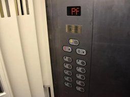 una mujer quedo atrapada en un ascensor y tuvo que ser rescatada por bomberos una mujer quedo atrapada en un ascensor y tuvo que ser rescatada por bomberos