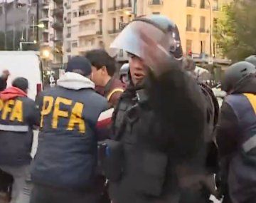 Represión en el Congreso: detuvieron a un fotógrafo y atacaron al periodista de C5N