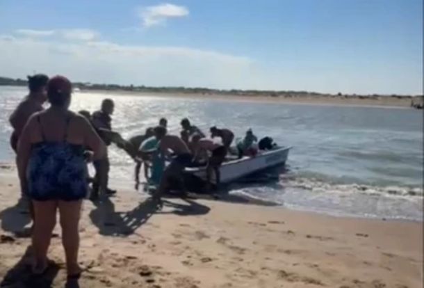 Dramático rescate en Mar Chiquita en medio del mini tsunami: el hombre permanece internado