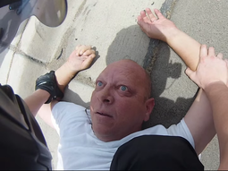 le pega a un motociclista y termina mal le pega a un motociclista y termina mal