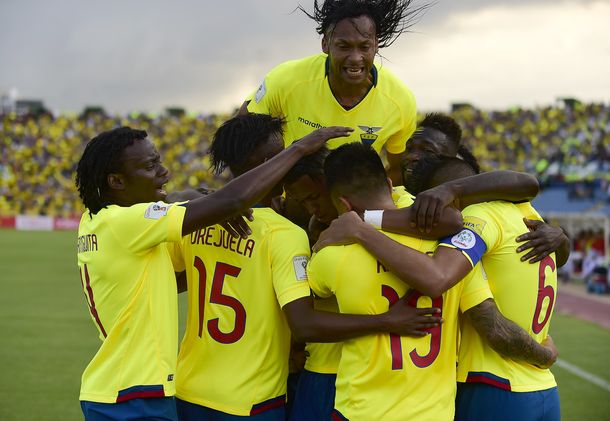 Los jugadores de Ecuador festejan tras el gol de Cristian Ramirez.