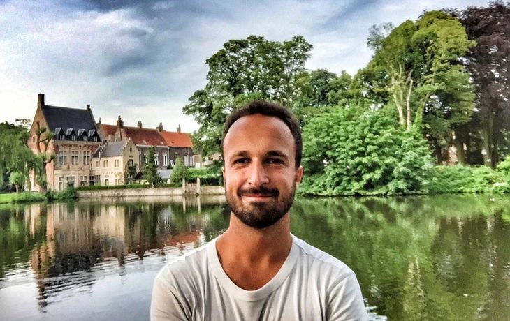 Francisco Galtieri necesita votos para ganar una prestigiosa beca.