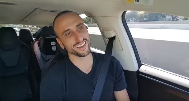 El bahiense grabó un divertido video mientras manejaba su auto