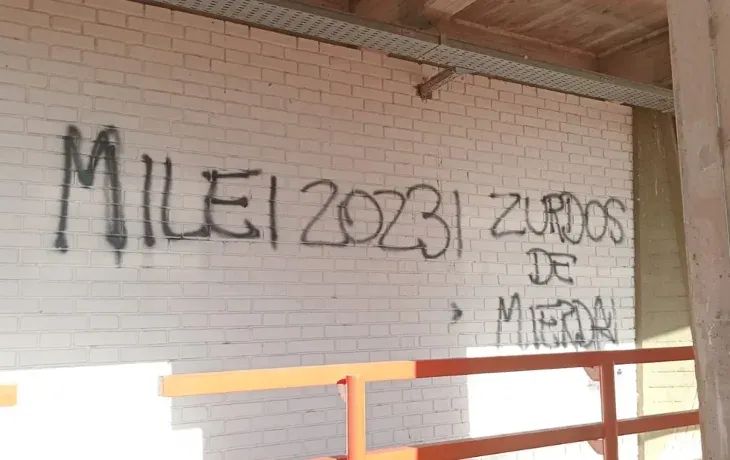 Así amaneció hoy la Facultad de Ciencias Políticas de la UNCuyo