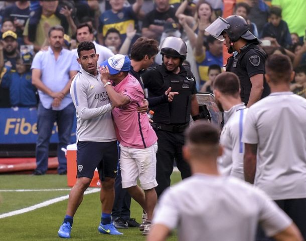 Tevez con un hincha en el entrenamiento en La Bombonera