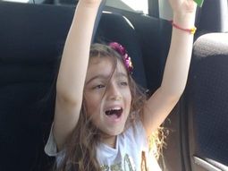 Juana necesita hacerse una operación para poder caminar sin asistencia.