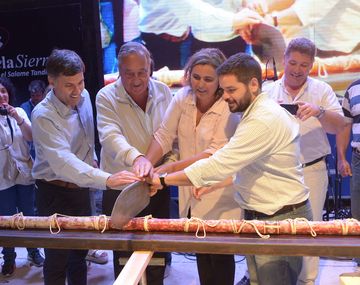 Tandil presentó el salame más largo del mundo, de 41,9 metros.