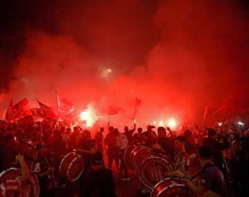 Hinchas de Estudiantes tiraron fuegos artificiales en la concentración de Flamengo