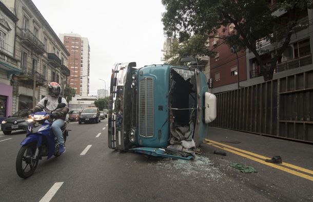 Un camión volcó en La Boca y lleva 35 horas en medio de una calle