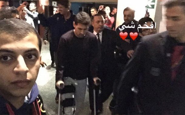 En muletas, Messi acompañó al Barcelona en su partido por Champions