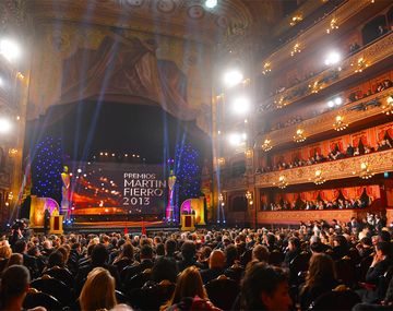 Reprenden a policías por mirar los Martín Fierro en el trabajo