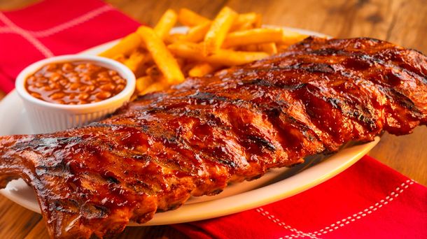 A buscar los baberos para comer ribs
