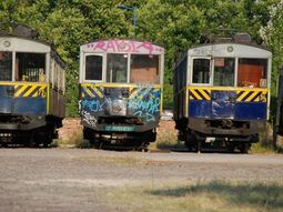 los vagones de la linea a, abandonados en un playon los vagones de la linea a, abandonados en un playon