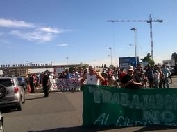 caos en el acceso al aeropuerto de ezeiza por un piquete caos en el acceso al aeropuerto de ezeiza por un piquete