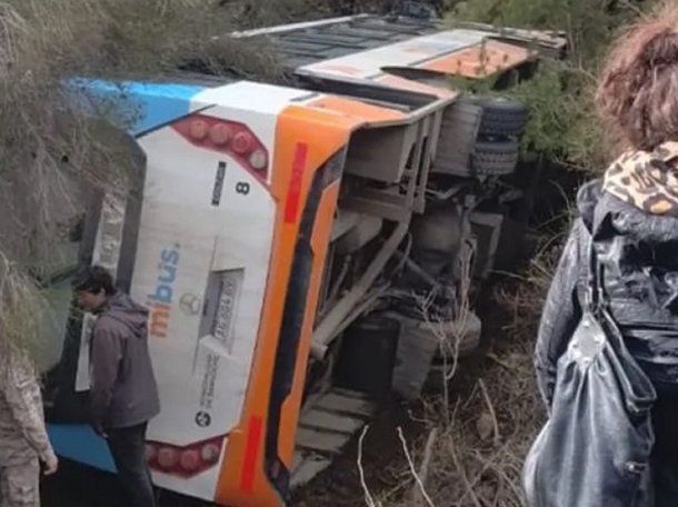 Bariloche: volcó un micro que trasladaba pasajeros hacia el Cerro Catedral