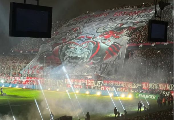 Allanaron la cancha de Newells por una bandera en la despedida de Maxi Rodríguez