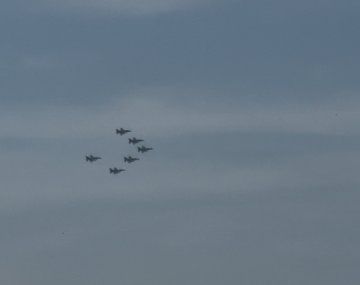 Así fue el vuelo rasante de los aviones de combate F-16 sobre la Ciudad de Buenos Aires