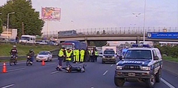 Un camionero atropelló y mató a un agente de la Metropolitana