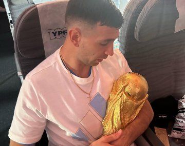 Las fotos del Dibu Martínez con la Copa del Mundo: Le pude hacer upa