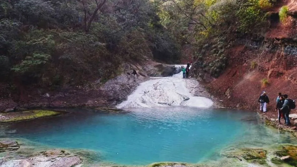 El pueblo selvático que está rodeado de árboles y naturaleza