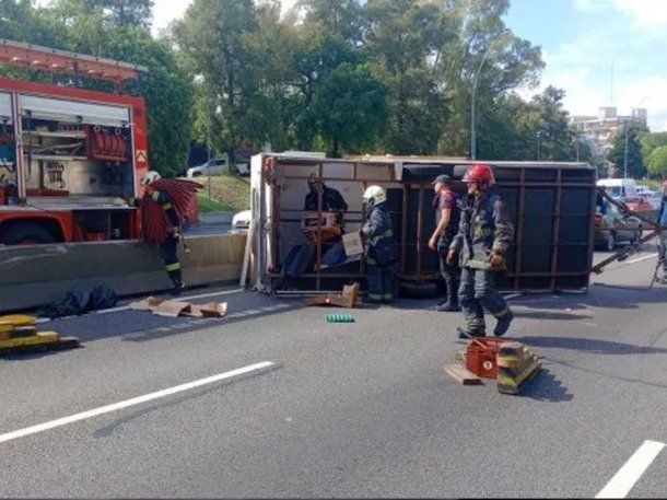Accidente en la avenida General Paz: volcó una casa rodante