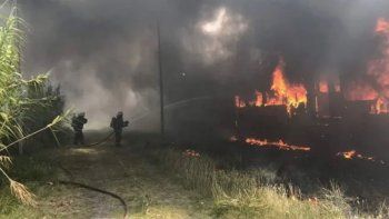 Gerli: se registraron dos incendios casi simultáneos de vagones en desuso del tren Roca
