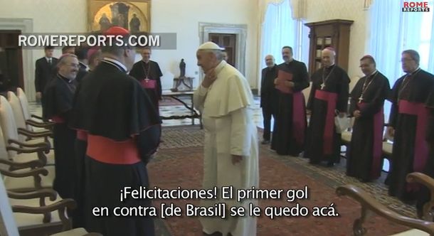 El papa Francisco bromeó con un obispo brasilero por el gol en contra
