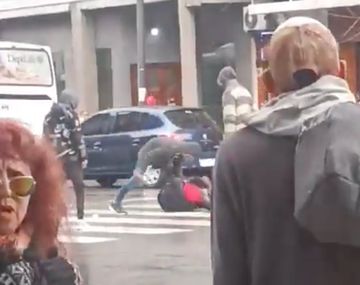 Violento video en Constitución: dos hombres a las piñas en plena avenida