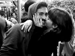 Úrsula Corberó publicó una foto del Chino Darín bañándose Úrsula Corberó publicó una foto del Chino Darín bañándose