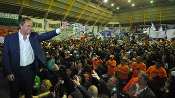 scioli recibio el respaldo de mas de un centenar de gremios bonaerenses scioli recibio el respaldo de mas de un centenar de gremios bonaerenses