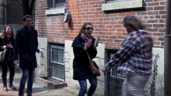 una horda de zombies ataca a transeuntes una horda de zombies ataca a transeuntes