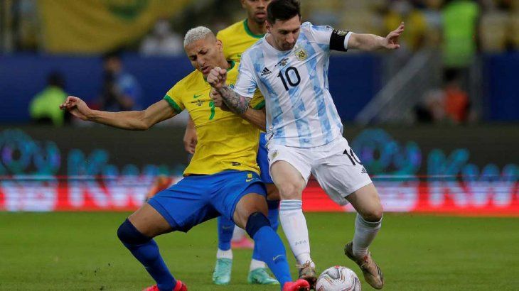 Richarlison y Messi en la final de la Copa América 2021