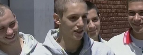 Se raparon en solidaridad con un compañero que tiene cáncer